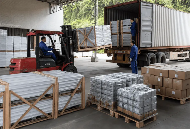Export-ready packaging for solar mounting components with cartons, pallets, labels and container loading preparation
