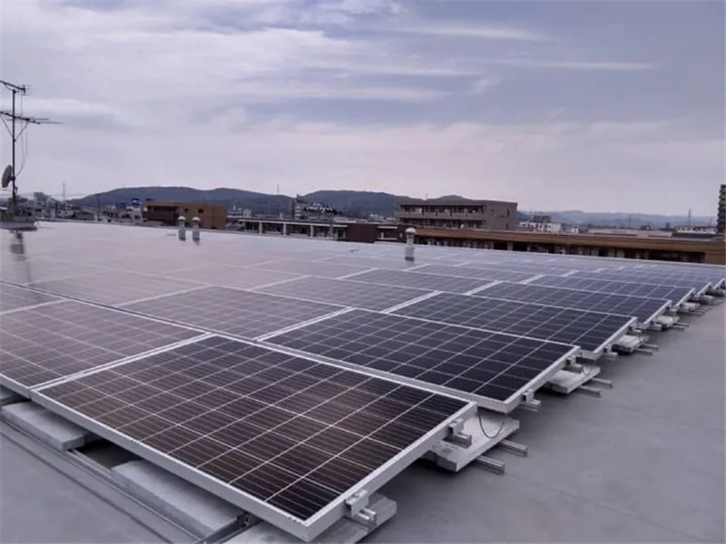 Flat roof solar mounting system with ballast trays, rails, clamps and wind deflectors