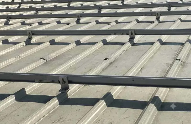 long solar rail row with splice joint support positions and project-specific expansion gap
