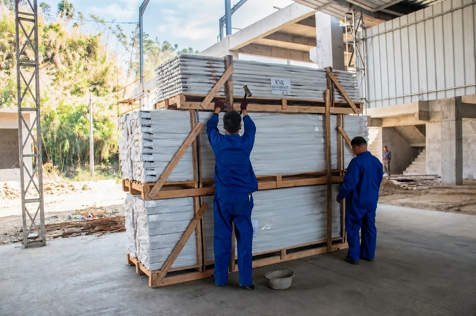Export packaging and palletized shipment for ground solar mounting components