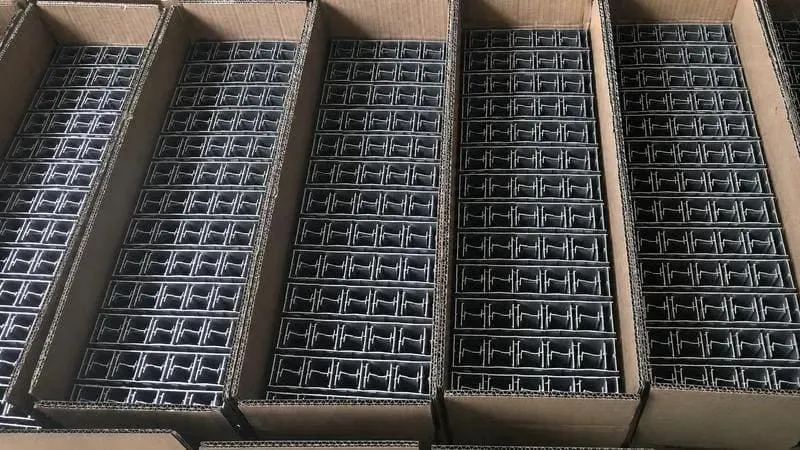 Export packaging for trapezoidal roof solar mounting kits