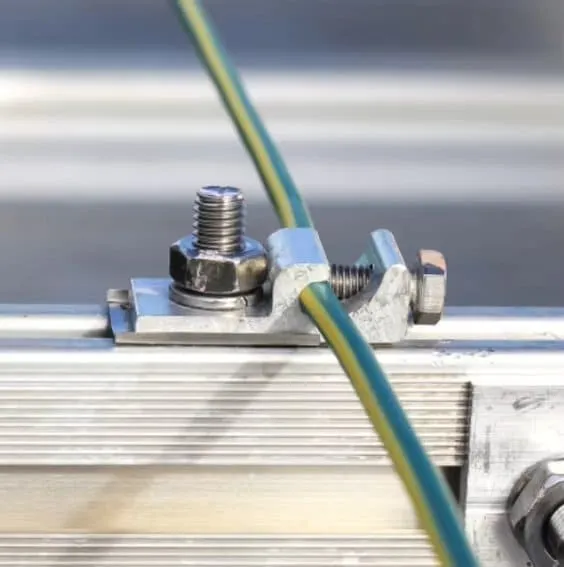 Solar rail grounding lug connecting a grounding conductor to an aluminum PV mounting rail
