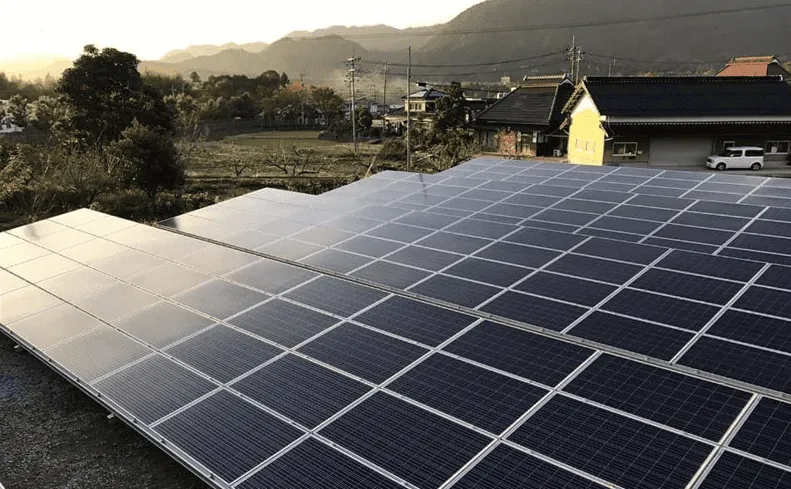 Flat roof solar panel mounting system with low-tilt racks on a commercial rooftop