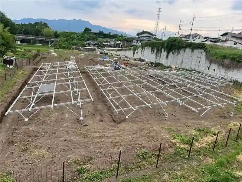 Fixed-tilt PV tables arranged in rows on an open-field solar site